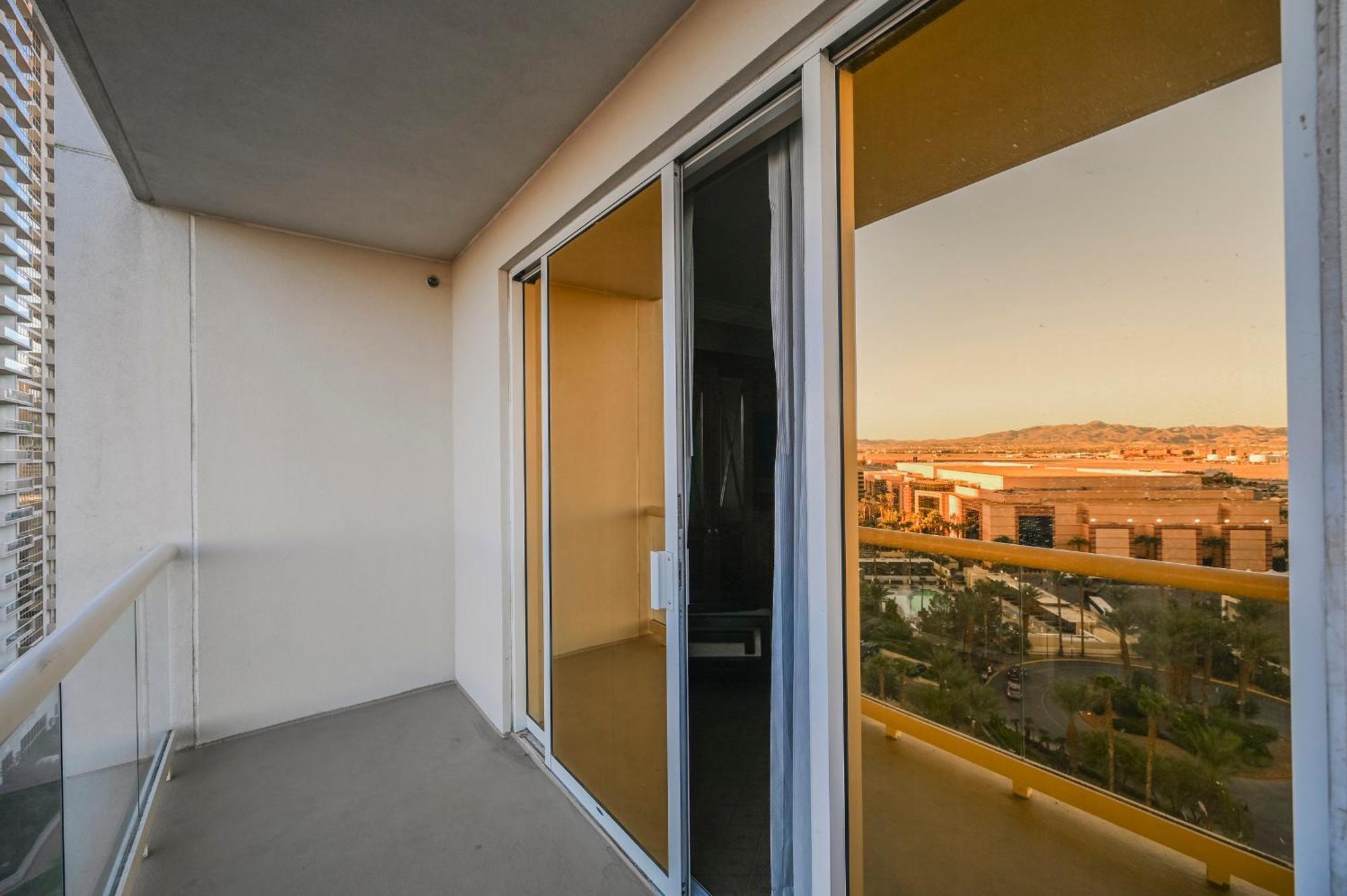 Stripviewsuites At Signature Las Vegas Room photo